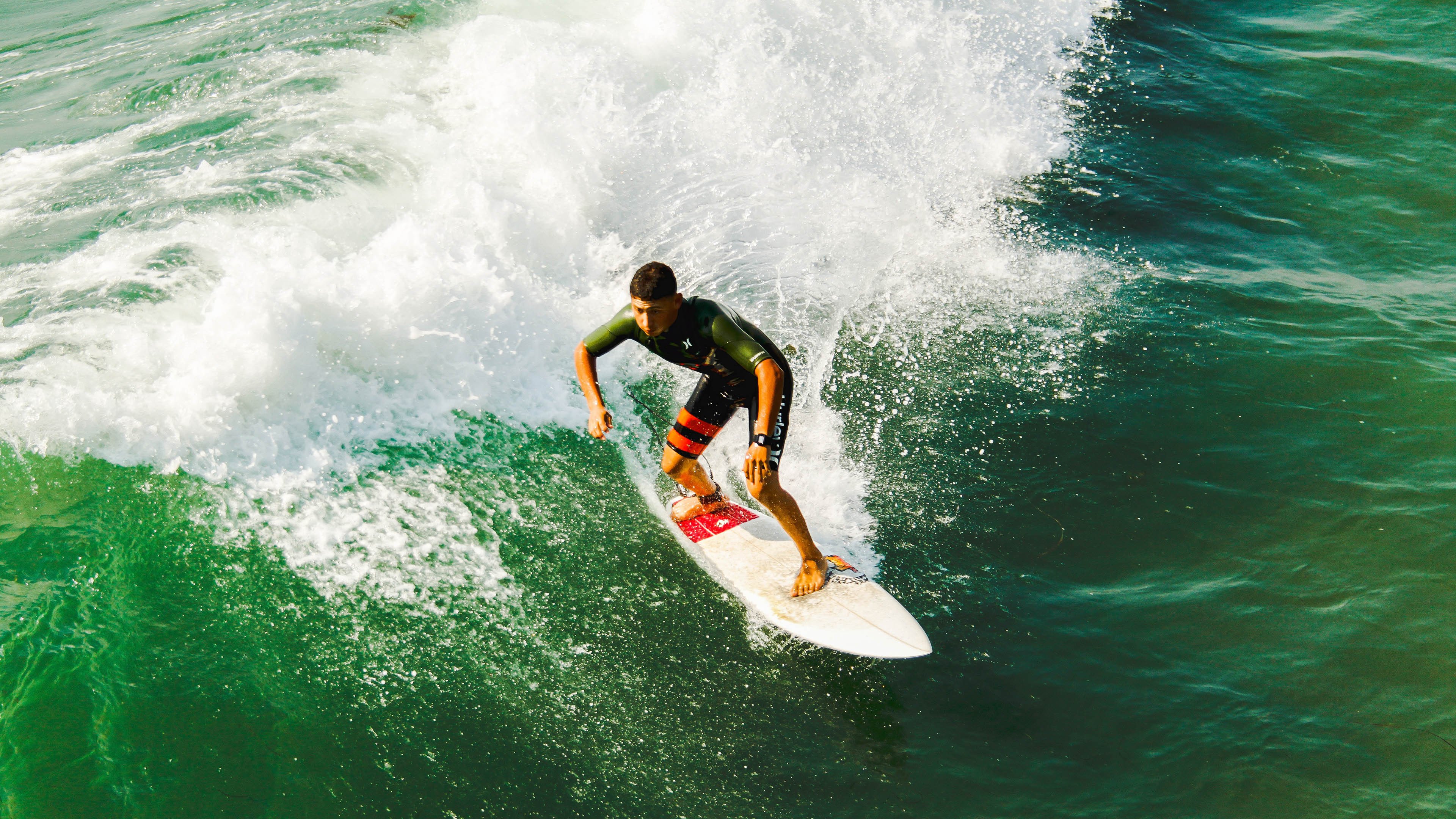 城市夜间篮球赛吸引大量年轻群众,焕发城市青春活力,夜晚篮球场的照片真实
